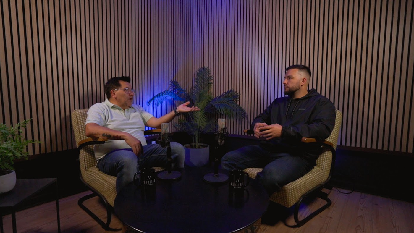 Conversación en el set principal