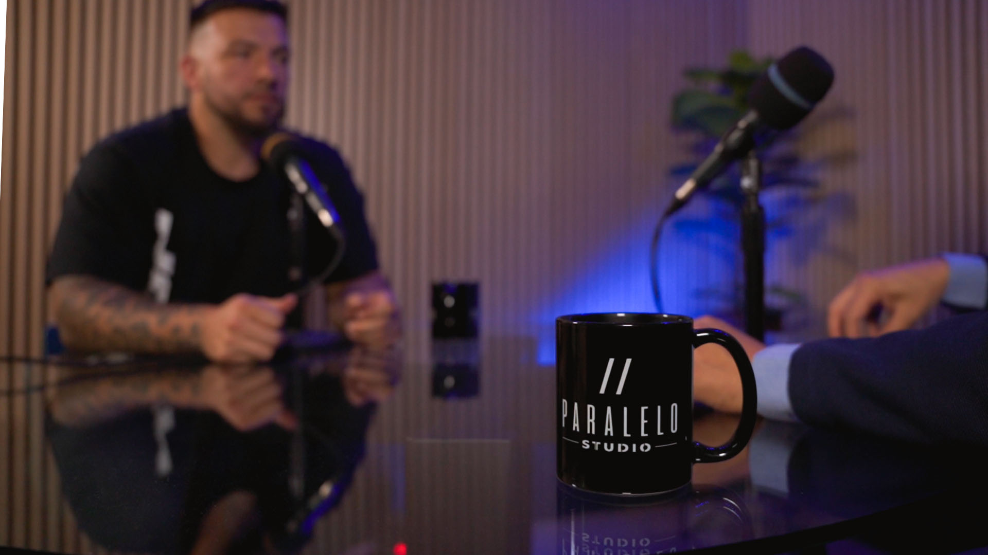 Invitado grabando en Paralelo Studio