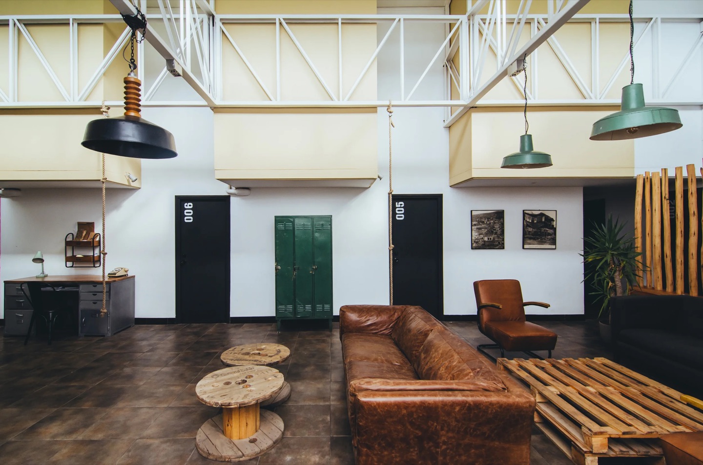 Área común de La Joya Hostel en Valparaíso