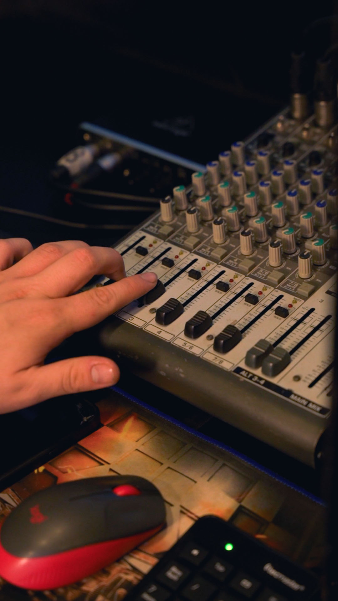 Manos sobre la consola de mezcla